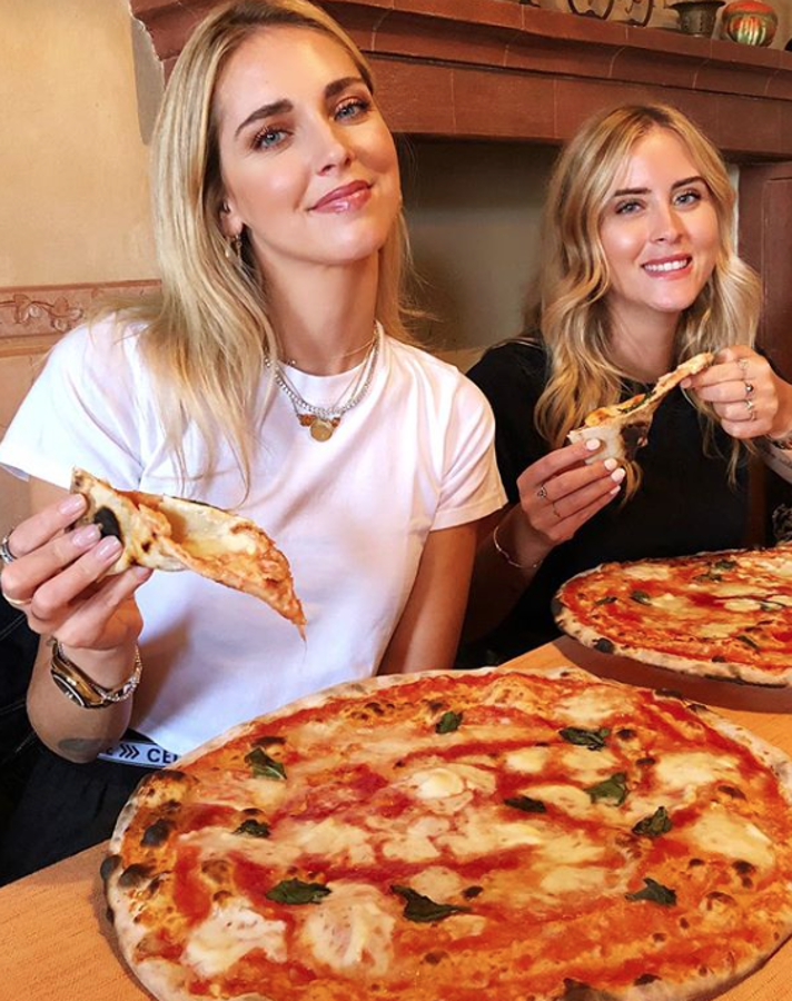 Con esta insistencia en elevar a la categoría de habitual la comida rápida las "influencers" terminan suministrándonos el peor de los mensajes: que su delgadez no es producto de ningún tipo de dieta ni esfuerzo alguno. Una pretensión que no hay quien se crea de una mujer que se deshizo de su tripa de embarazada en menos de dos meses para poder atender sus compromisos profesionales. Si tu herramienta de trabajo es tu cuerpo, ¿por qué finges que no lo mimas?