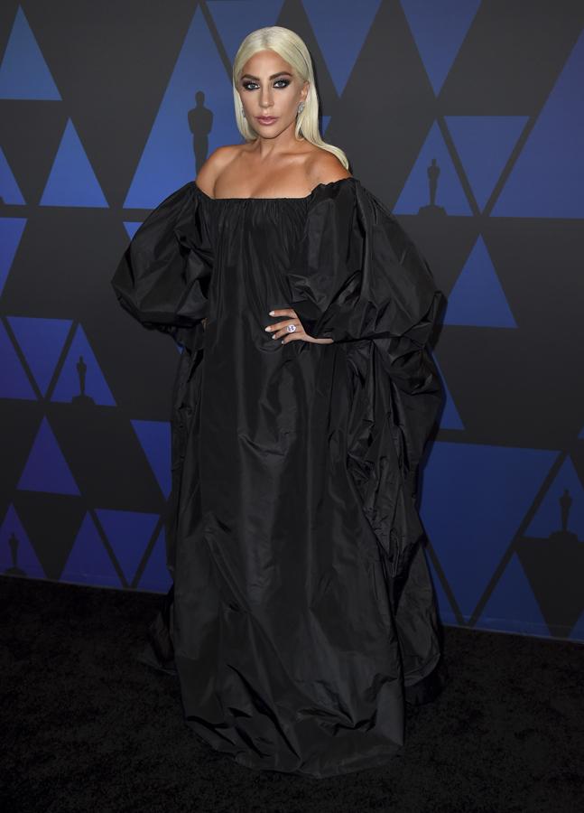 Lady Gaga apostó por el 'total black' con un maxi vestido con volúmenes de Valentino.