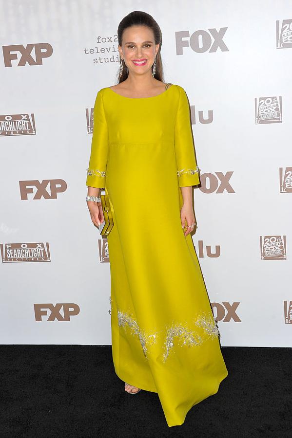 Natalie Portman también es una de las celebs que más nos ha gustado sobre la alfombra roja luciendo estilo durante el embarazo como con este vestido en color mostaza con un corte premamá muy favorecedor.