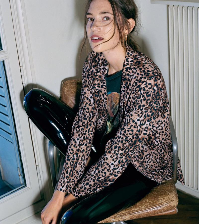 Bajo la fantástica "blazer" de leopardo, una camiseta del grupo Guns'n'Roses con esqueletos y rosas (15,99 euros) y un pantalón pitillo de vinilo (19,99 euros).