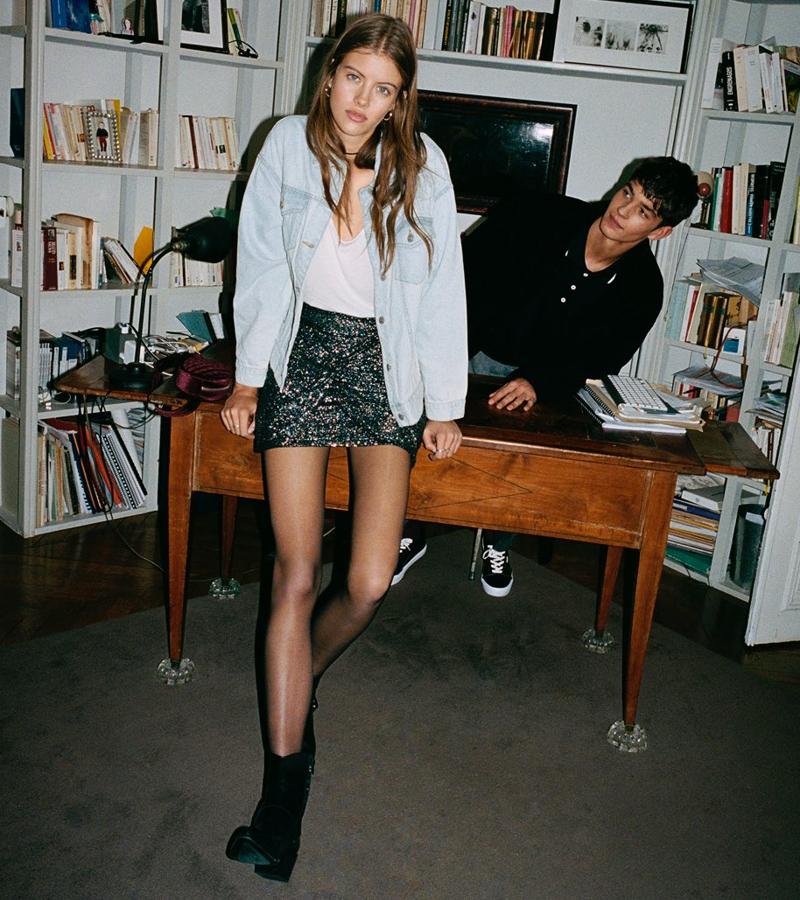 Está claro: el contraste. Si arriba llevamos cazadora denim oversize (25,99 euros) y top básico de tirantes, también oversize (5,99 euros), la parte de abajo la reservamos para una escuetísima minifalda (17,99 euros). Con esos botines "cowboy" de piel, (69,99 euros), "lookazo".