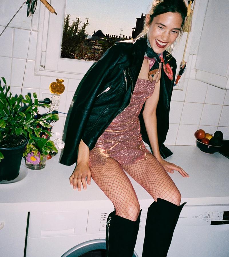 Un "look" como para subirse encima de un escenario: cazadora "biker" (25,99 euros), vestido de fiesta de tirantes (12,99 euros) y botas planas (39,99 euros).