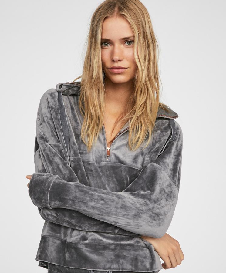 Sudadera "velvet" con capucha (29,99 euros antes del Black Friday).