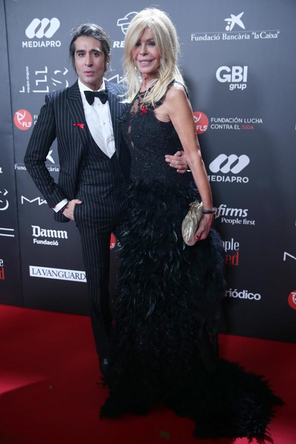 Bibiana Fernández estaba impresionante con este vestido de silueta sirena y falda de plumas de Santos Costura.