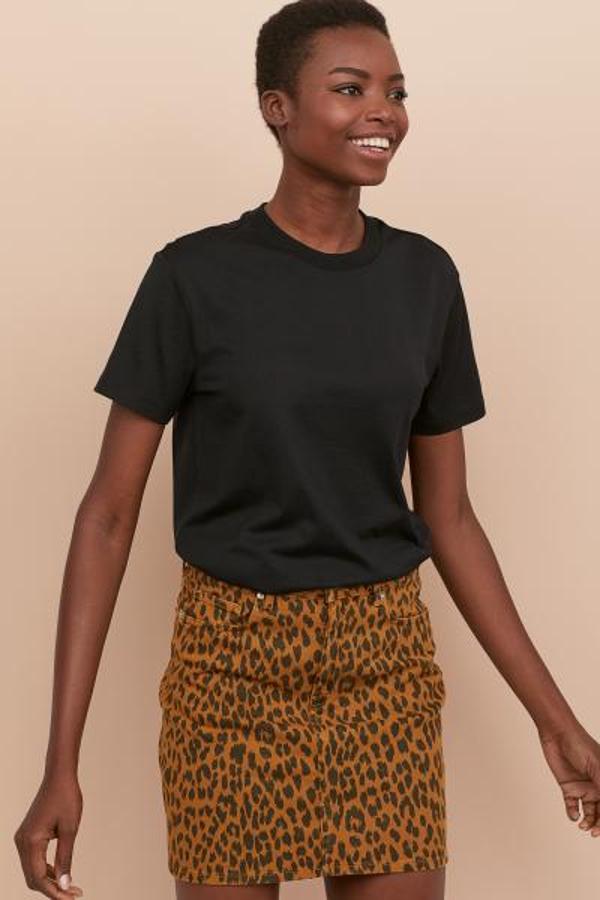 Falda vaquera estampada en tono marrón claro, 24,99 euros.