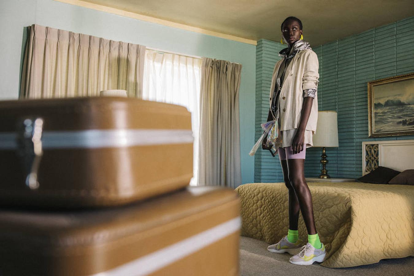 Realizada por el actor y fotógrafo Cole Sprouse, Primark sigue  la línea marcada por Zara  de crear lookbooks y campañas con imágenes que parecen sacadas de una firma de Alta Costura.