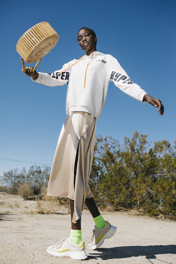El look 'sporty chic' alcanza su máxima expresión en propuestas como esta, en la que un 'slip dress', una sudadera 'oversize' y unas zapatillas forman un trío de estilo perfecto.