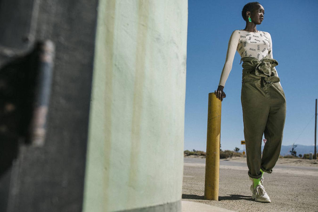Además, el look safari se reinventa con siluetas relajadas y epatantes toques neón.