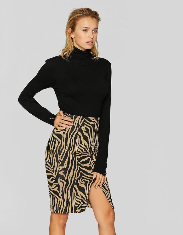 Falda de tubo con abertura y estampado animal, 12,99 euros.