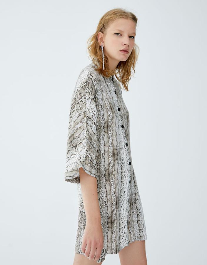 Vestido camisero con estampado de serpiente, 19,99 euros.