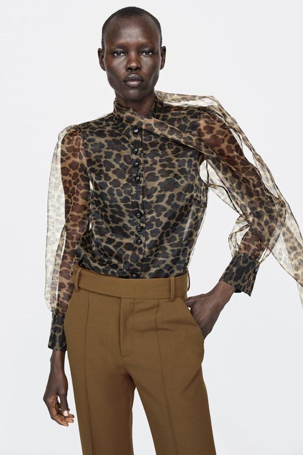 Blusa con estampado 'animal print' y detalle de lazo, 39,95 euros.