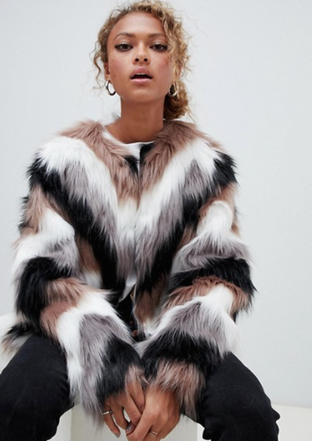 Abrigo de piel sintética, organizado en un patrón con forma de espiga ("chevron"), de New Look (en Asos, 71,99 euros)