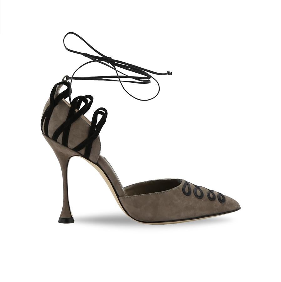 Manolo Blahnik: zapato de tacón de ante marrón con lazada al tobillo.