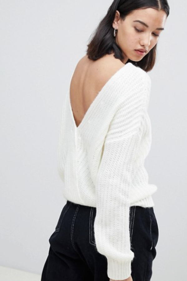 Una opción mucho más accesible: jersey blanco sin matices con escote cruzado hasta media espalda (Asos Design, 35,99 euros).