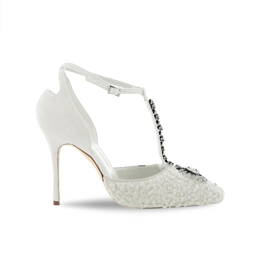 Manolo Blahnik: zapato de tacón blanco con detalle de pedrería en el empeine y tejido tipo borreguito.