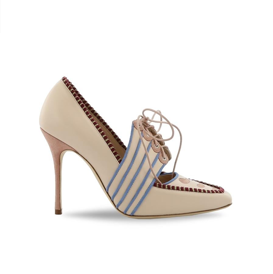 Manolo Blahnik: zapato de tacón en crema tipo mocasín con cierre en el empeine.