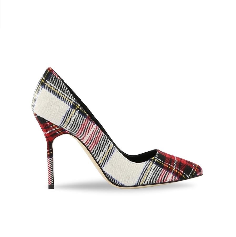 Manolo Blahnik: zapato de tacón en tejido de cuadros.