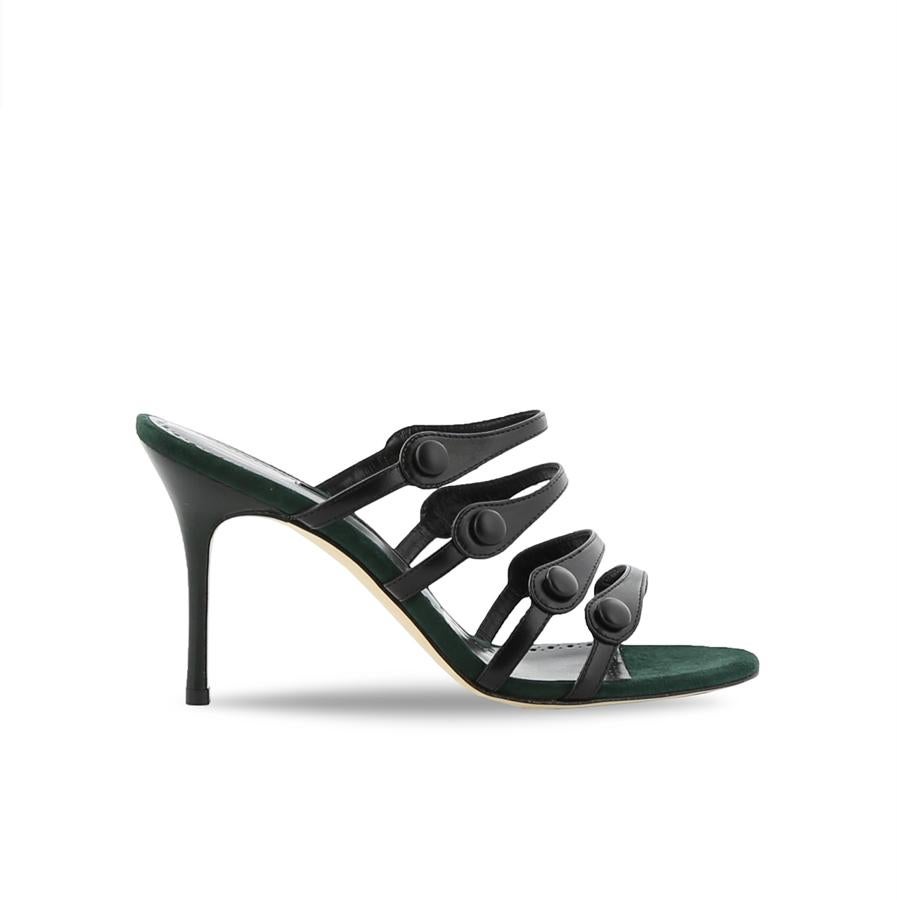 Manolo Blahnik: sandalia de tacón con botones.