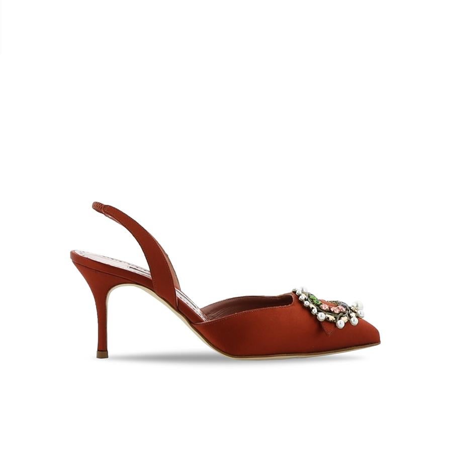 Manolo Blahnik: zapato de tacón rojo con broche.