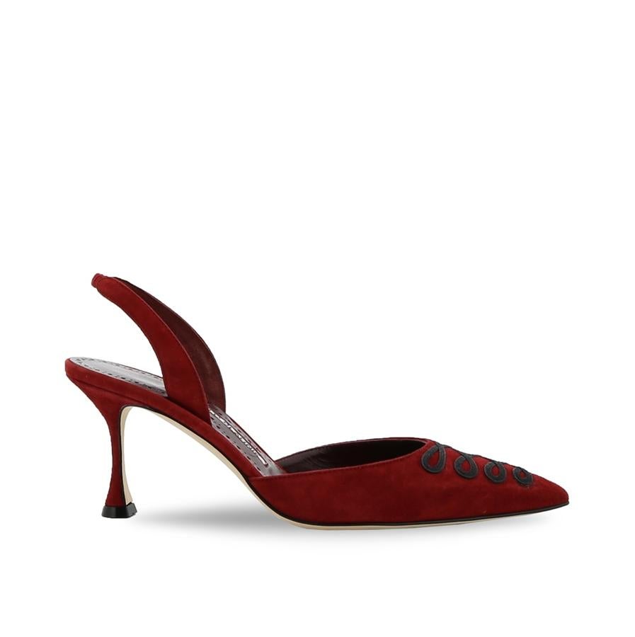 Manolo Blahnik: zapato de tacón rojo oscuro con detalle en la puntera.