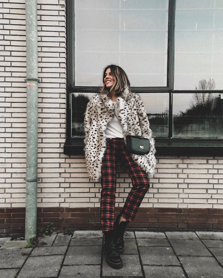 Natalia Cabezas, más conocida como Trendy Taste, se marca un "lookazo" de libro al apostar por un abrigo de pelo que remite a los felinos más exquisitos: los linces. Es de H&M pero... ¡de la pasada temporada!