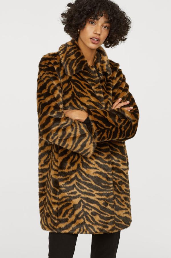 No es fácil encontrar un abrigo que se inspire en la maravillosa piel del tigre. Este es de H&M (79,99 euros).