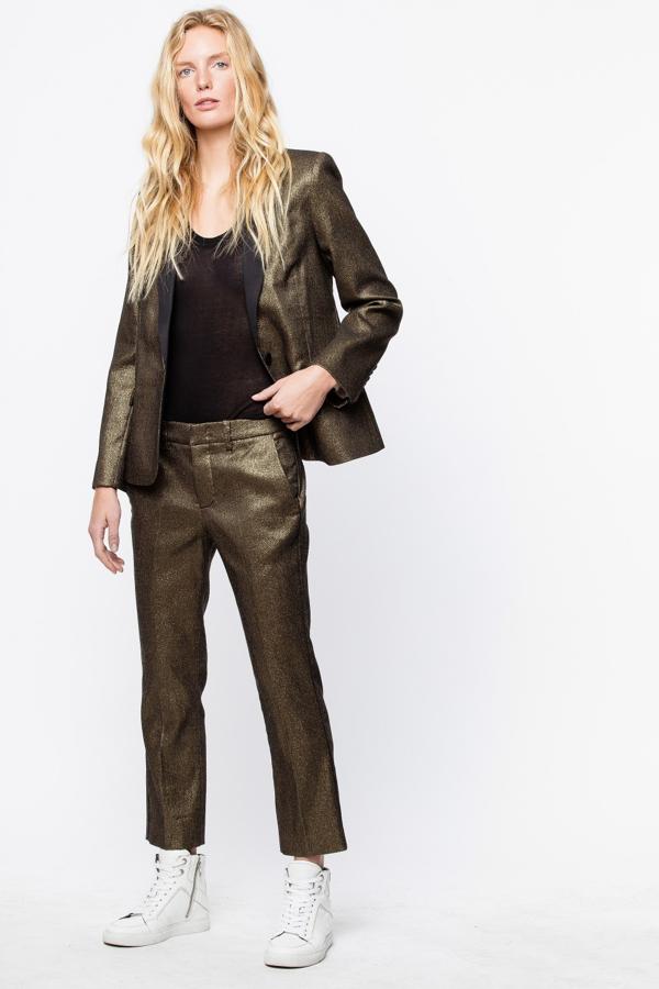 El traje de fiesta es el nuevo vestido, así que suspiramos por un esmoquin para nuestro próximo evento. Este 'glitter' es de Zadig&Voltaire, y su precio antes de los descuentos y ofertas del Black Friday es de 550 euros la chaqueta, y 235 euros el pantalón.