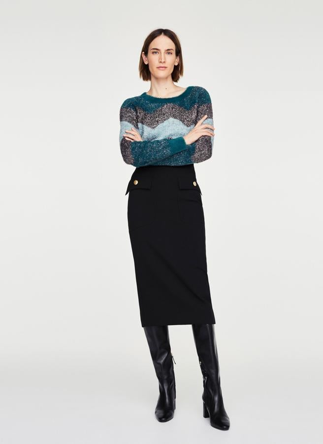 Esta, en color negro y con cintura bien marcada, es de Uterqüe y su precio antes de los descuentos y ofertas del Black Friday es de 89 euros.