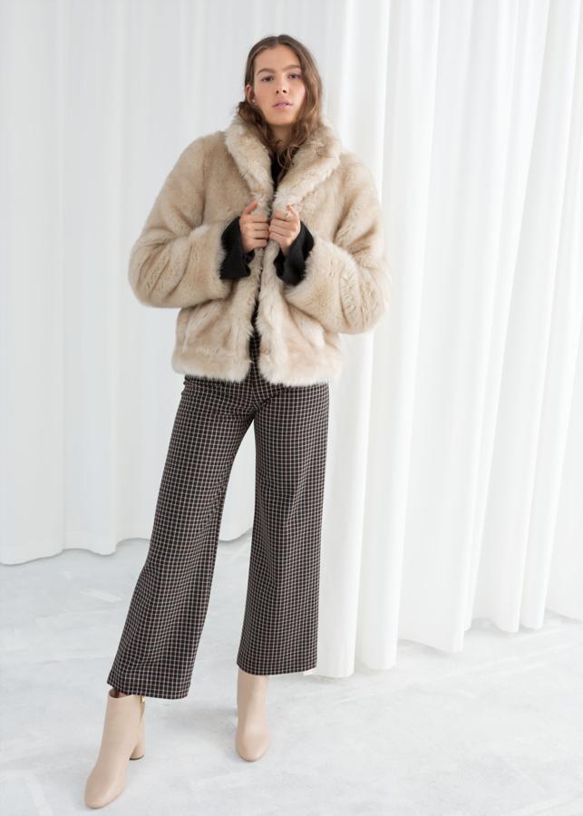 Y recalcamos lo de la piel sintética... Este abrigo es de &Other Stories y su precio antes de los descuentos y ofertas del Black Friday es de 129 euros.