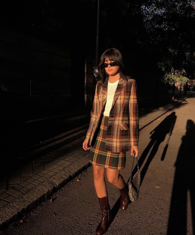 ¿Por qué no? Le tenemos miedo a los estampados. Llevar uno ya es arriesgado y dos no es una opción. Por eso debemos aprender de este tipo de looks que combinan perfectamente dos tipos de cuadros y se encuentran en total armonía. Empieza por experimentar estampados distintos con colores similares y verás los resultados.