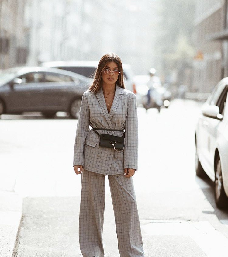 Si quieres ir a la última copia este truco: cierra tu traje de chaqueta y pantalón con una riñonera. La tendencia favorita de los look street style y de famosas como Dulceida o Kendall Jenner.