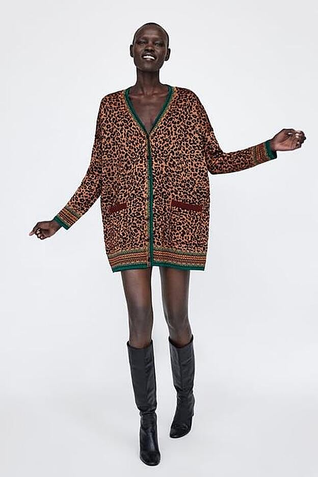 Chaqueta de punto con estampado 'animal print', 35,95 euros.