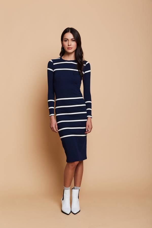 Vestido largo de punto, con diseño de rayas y tejido elástico.