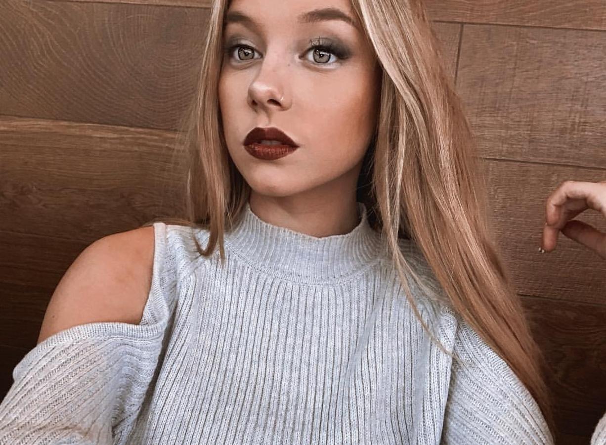 Ester Expósito sabe que los ahumados aportan mucha profundidad a su mirada y si además les da un toque 'brilli brilli' con una sombra plateada mejor que mejor. ¿Para rematar? Una máscara de pestañas potente, un labial y lista para arrasar.