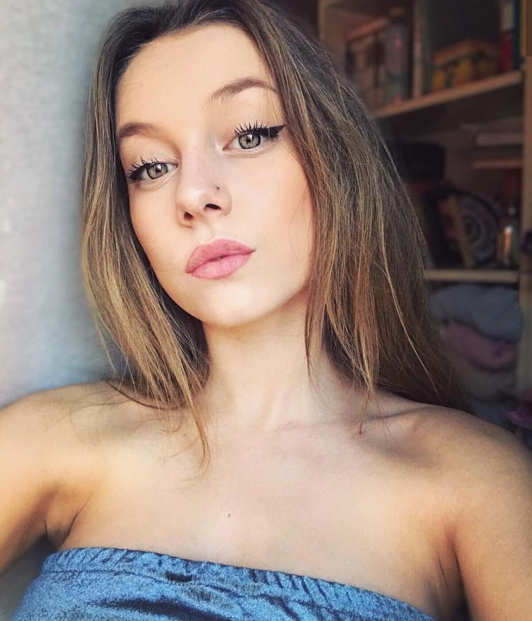 Ester Expósito sabe que en el eyeliner ella es una maestra y que si este parte desde la mitad del párpado móvil es capaz de alargar aún más su mirada. Un color clarito en sus labios es suficiente para conseguir un maquillaje sencillo y súper favorecedor.