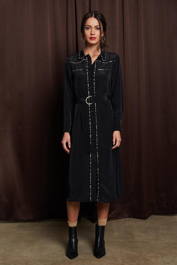 Vestido largo con cuello camisero y cinturón, ideal para un 'lookazo' de oficina.