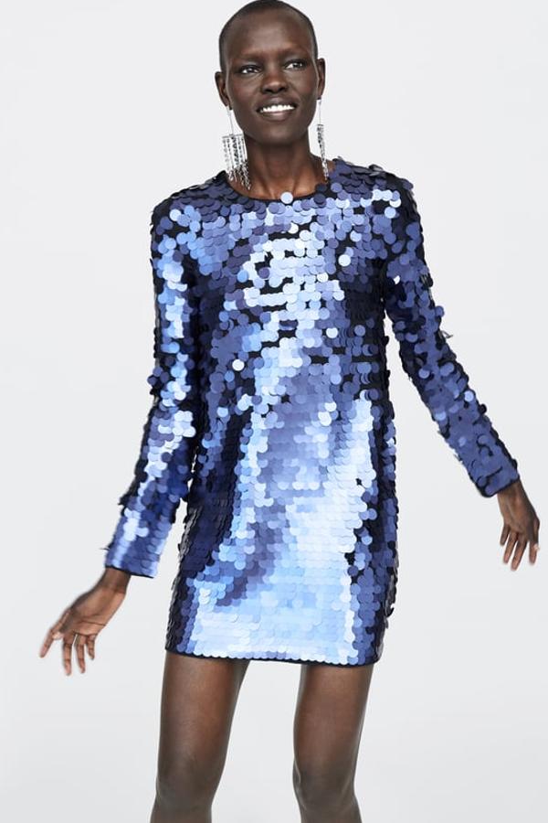 Edición limitada para este vestido de cuello redondo cuajado de lentejuelas de un azul en degradé (Zara, 49,95 euros).