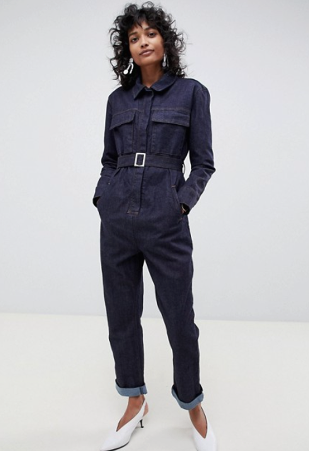 Espectacular tanto por las hechuras del clásico mono utilitario como por el denim añil oscuro (Asos White, 89,99 euros).