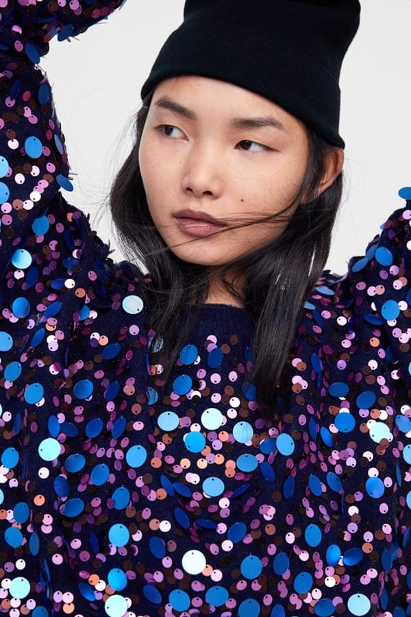 Mix de lentejuelas XXL y pequeñas para este precioso jersey en tonos rosa, violeta y azul (Zara, 29,95 euros).