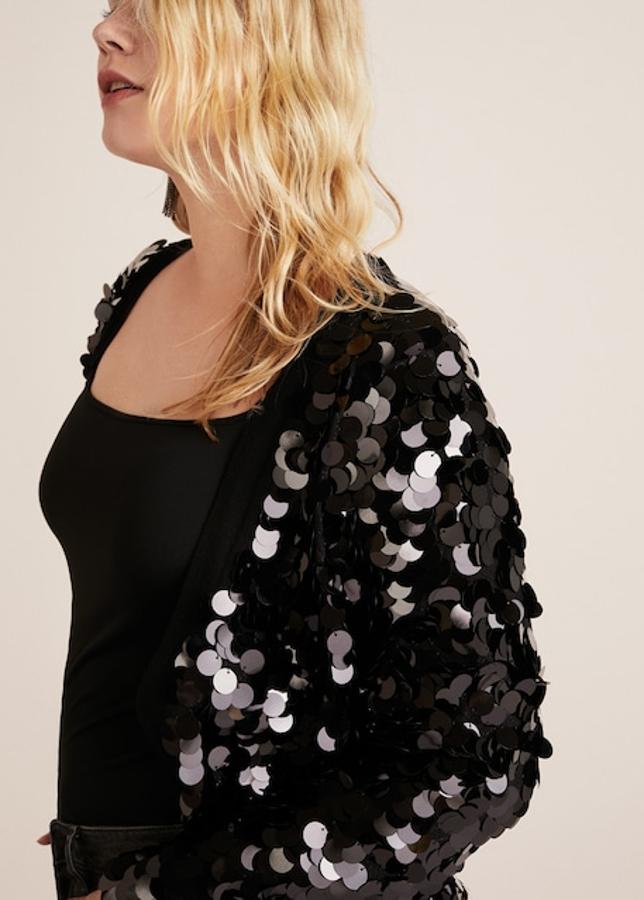 Un diseño para las tallas extendidas de Mango que no puede ser más favorecedor. Las lentejuelas XXL en negro son espectaculares (Violeta, 59,99 euros).