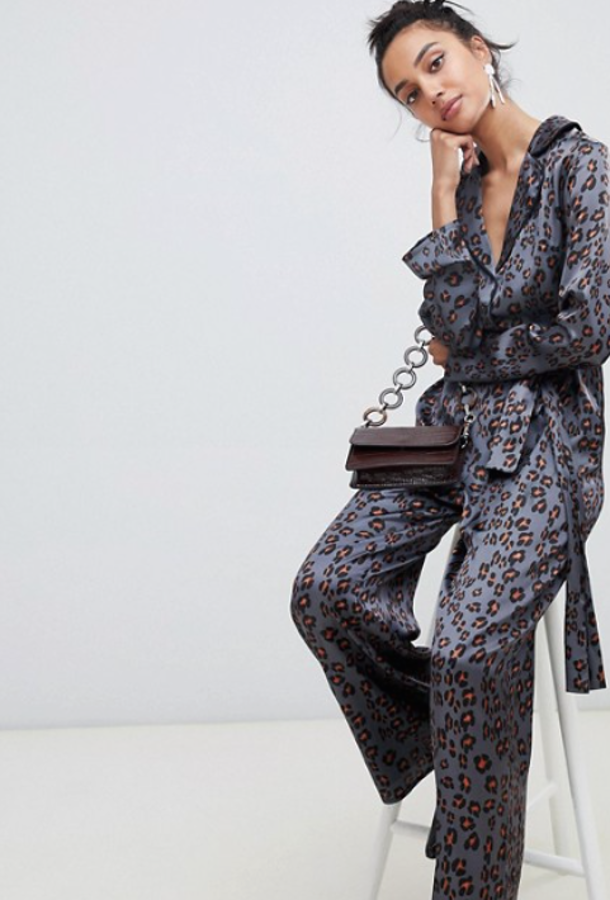 Fantástico mono que combina el estampado de leopardo con un diseño de mono fluido, cruzado y anudado en la cintura (Lost Ink, 76,99 euros).