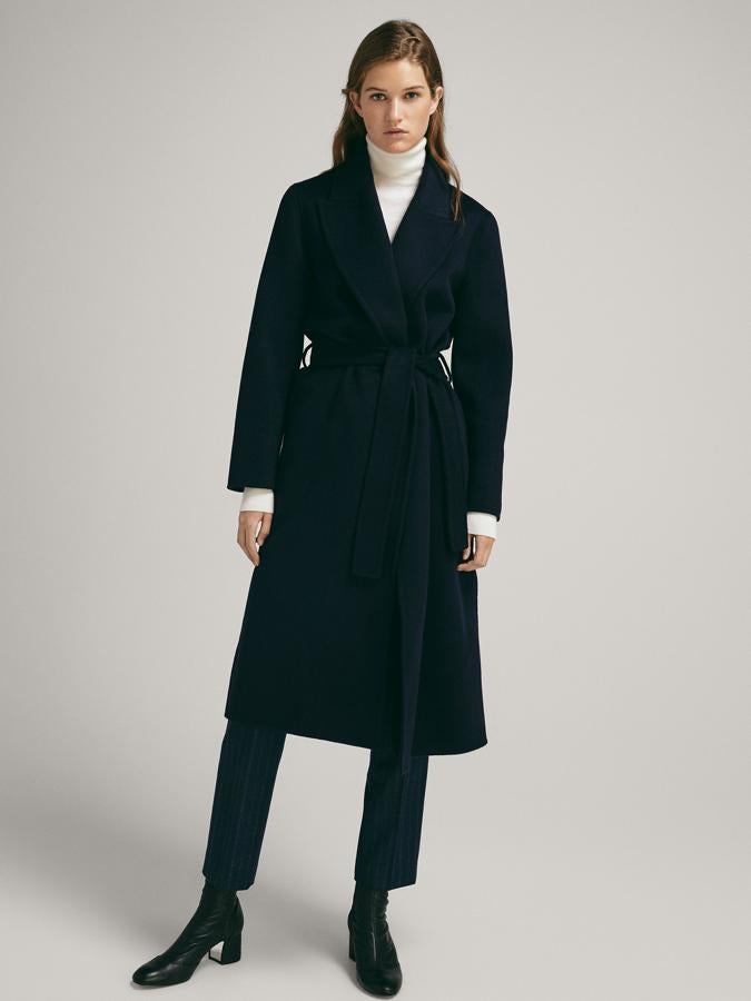 Un básico en cualquier fondo de armario, aquí en azul marino con cinturón y solapa anti-tormenta en la parte posterior (199 euros).