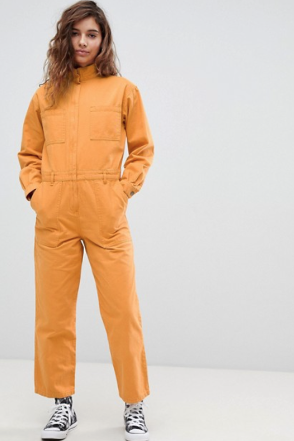 Intensísimo color mostaza ya virando hacia naranja para el clásico mono "worker" (Asos Design, 74,99 euros).