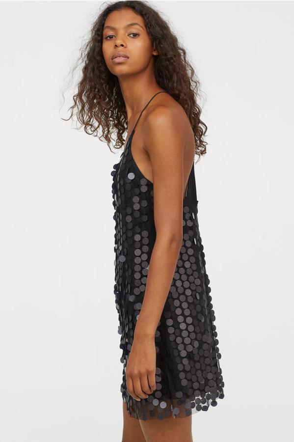 Otro vestido de lentejuelas gigantes, pero más fluido, esta vez hasta la talla 46 gracias a H&M (29,99 euros).