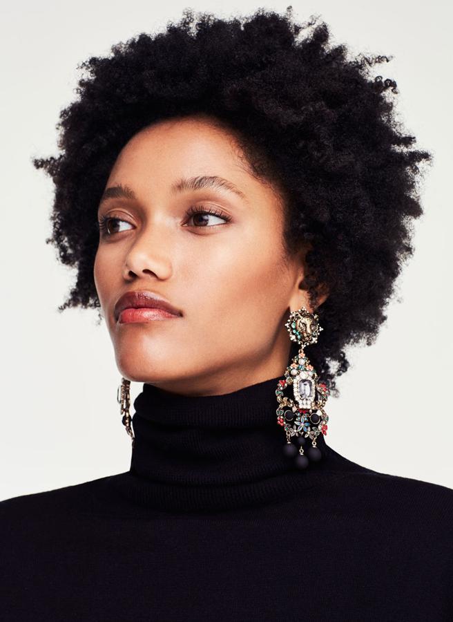 Un diseño largo, con un cabeza de león y motivos barrocos con pedrería multicolor. Acabado con mini perlitas en negro mate y cierre de pin (49 euros).