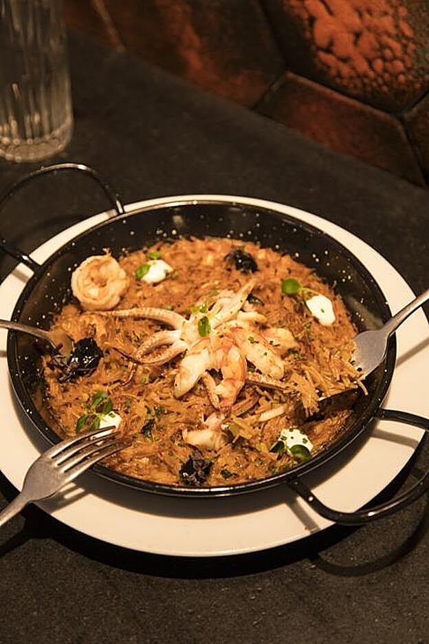 Fideuá de chipirón y gambón.