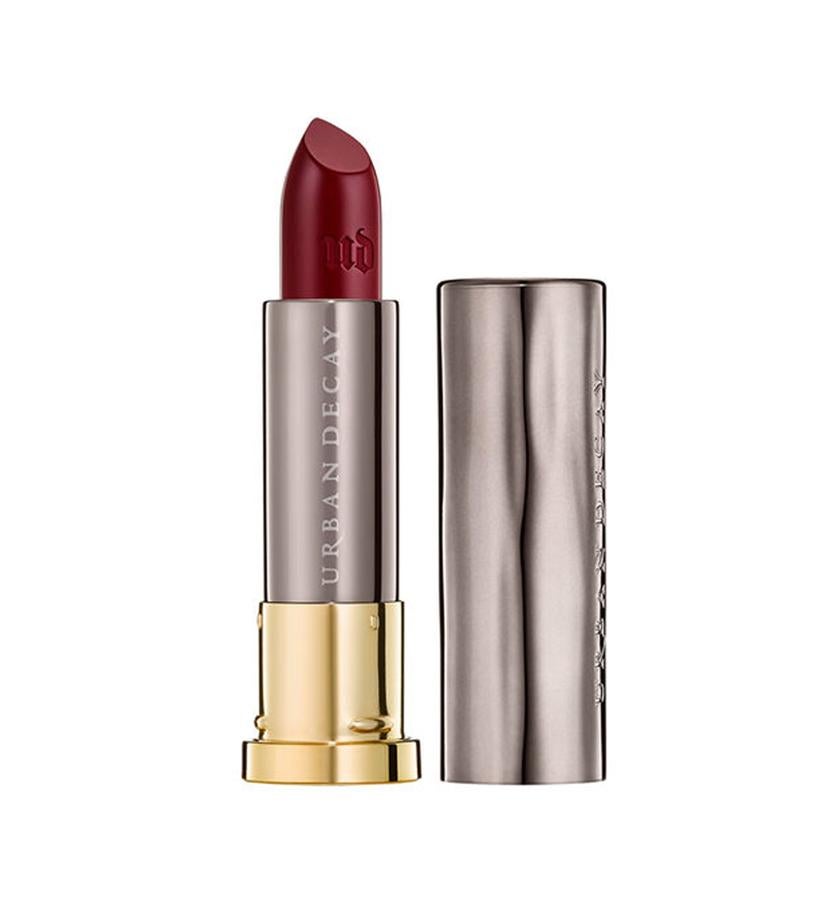 La marca es conocida por su amplia gama de colores y su colección Vice Lipstick llega con una espectacular colección de 100 adictivos tonos y seis irresistibles texturas. Este tono pertenece a Comfort Matte, el labial de aspecto plomizo cuenta con una base dorada y letras grabadas. Cremoso y mate a la vez, un color poderoso para que los labios destaquen. (19,90 €).