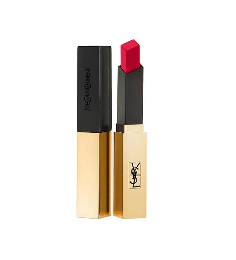 De la colección The Slim Rouge Pur Couture, la nueva barra de labios cuadrada con efecto cuero mate, en su rojo más provocador. Inspirado en el color denso y en la suavidad del cuero, envuelve los labios al instante con una fórmula de intensos pigmentos y acabado mate. La textura, sumamente ligera y flexible, no deja sensación de pesadez en los labios. (36 €).