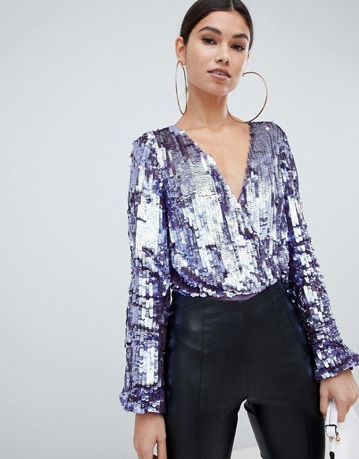 Body de lentejuelas de Asos Design en tono morado. (51,99 euros).