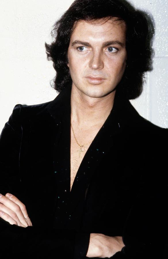 Este es el aspecto que tenía Camilo Sesto en los años 80, cuando ya era todo un ídolo musical.